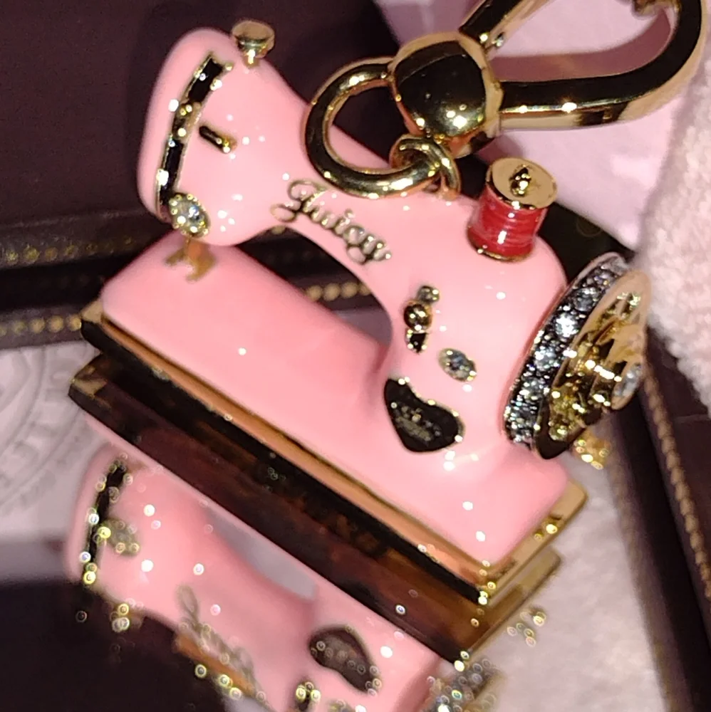 Juicy Couture 💕 🪡 Sewing 🧵 Machine Never Removed From 🎁 NWT - Picture 8 of 8